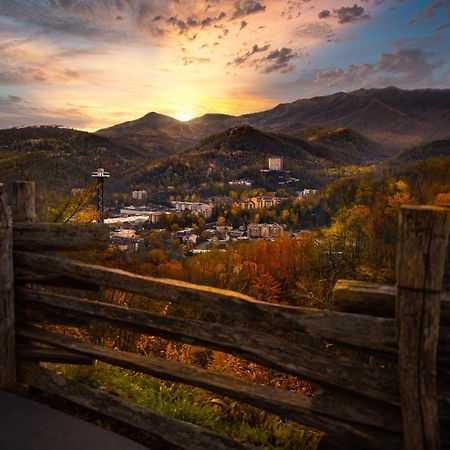 Smoky Bear Lodge With Guest House, Hot Tub, 1089 Free Tickets Each Paid Day, Dollywood And More Sevierville Esterno foto