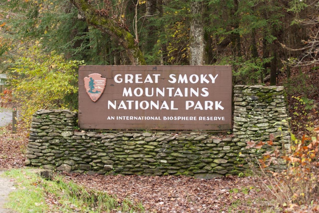 Smoky Bear Lodge With Guest House, Hot Tub, 1089 Free Tickets Each Paid Day, Dollywood And More Sevierville Esterno foto