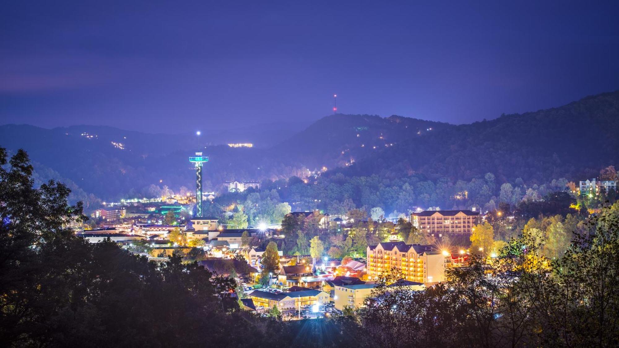 Smoky Bear Lodge With Guest House, Hot Tub, 1089 Free Tickets Each Paid Day, Dollywood And More Sevierville Esterno foto
