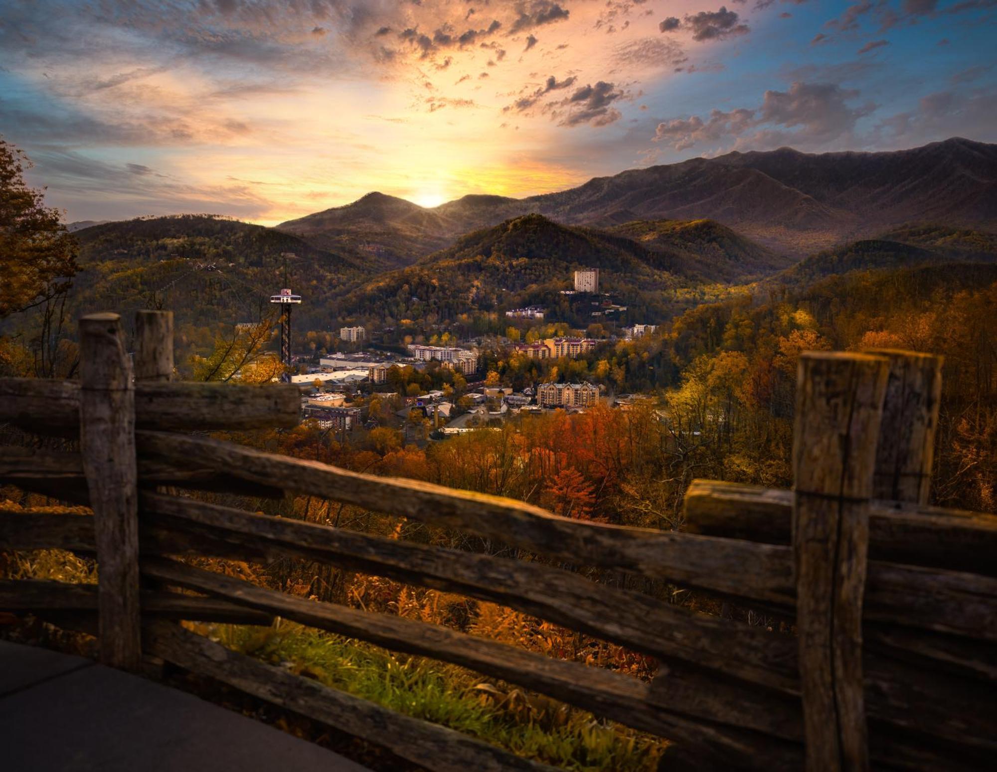 Smoky Bear Lodge With Guest House, Hot Tub, 1089 Free Tickets Each Paid Day, Dollywood And More Sevierville Esterno foto