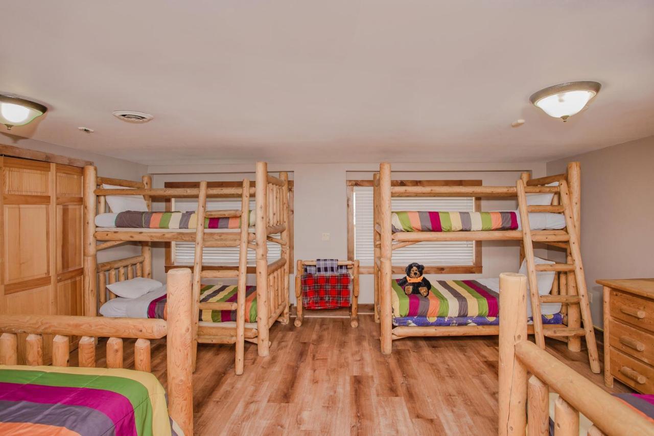 Smoky Bear Lodge With Guest House, Hot Tub, 1089 Free Tickets Each Paid Day, Dollywood And More Sevierville Esterno foto