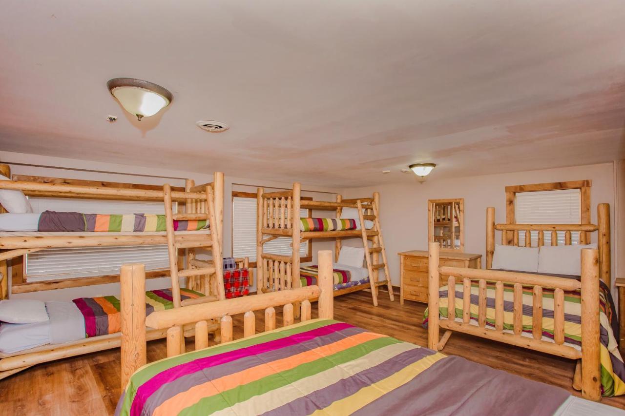 Smoky Bear Lodge With Guest House, Hot Tub, 1089 Free Tickets Each Paid Day, Dollywood And More Sevierville Esterno foto
